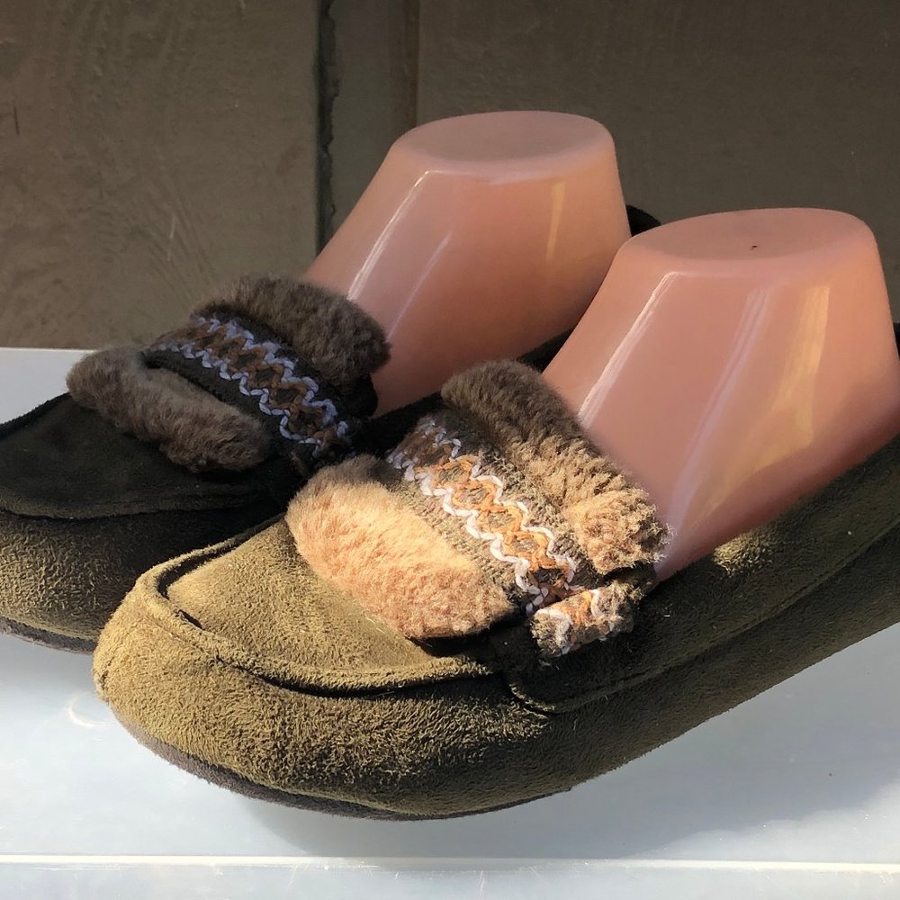 Isotoner Faux Fur Olive Slip on Shoes Size M(7)